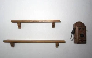 Estantes de madera y teléfono de pared vintage en miniatura para casa de muñecas de 3 piezas - Imagen 1 de 4