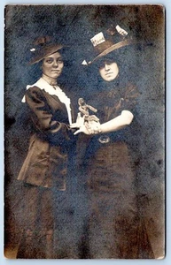 TARJETA POSTAL DE ESTUDIO RPPC DAMAS SOSTENIENDO MONO DE PELUCHE SALISBURY MD PHILLIPS 1910 - Imagen 1 de 2