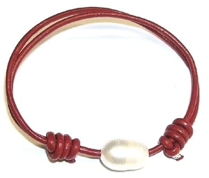 PULSERA de PERLA Cultivada 11 mm Y Cuero Rojo. Adaptable. Bolsa tela regalo - Picture 1 of 2