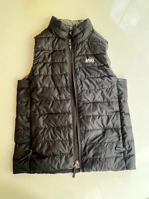 Rei Co-Op 羽绒背心青少年中号 Blac Puffer 绗缝远足全拉链口袋 — 第 1/2 张图片