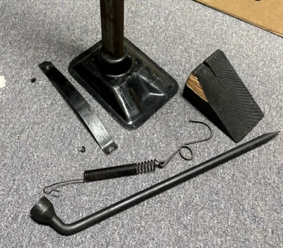 1960 年代 1968 年凯迪拉克 BUMPER JACK "WITH TRUNK ACCESSARIES" 底带/弹簧 — 第 1/4 张图片