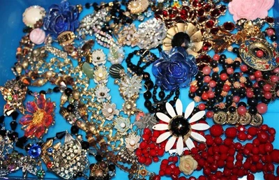 Lote # 519 Más de 2 libras en su mayoría piezas de pendientes individuales vintage joyería para cosecha artesanal Foto 1 de 2