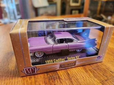 Coche fundido a presión M2 Machines Auto-Thentics 1959 Cadillac Serie 62 rosa 1:64 Foto 1 de 4