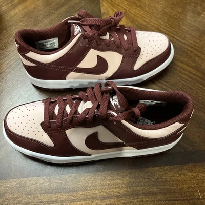 Talla 6.5Y, WMNS 8, EU 39 Nike Dunk Low Dark Team Rojo/Dark Team Rojo FB9109 600  Foto 1 de 4