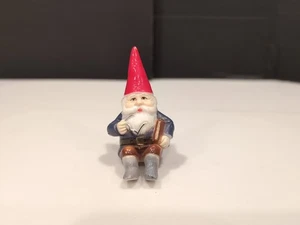 Vintage Unieboek Mini Shelf Sitter Gnome Reading Book Figurine - Picture 1 of 6