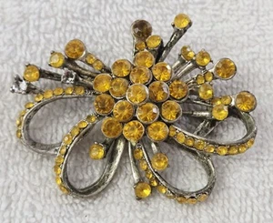 Spilla vintage giallo strass fiore floreale tono argento, pietre mancanti - Foto 1 di 4