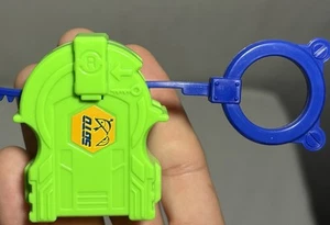 Beyblade Tomy Hasbro Right Green Launcher Spinner With Blue Ripcord - Picture 1 of 3