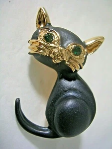 CAT PIN WITH BLACK ENAMEL,EMERALD GREEN EYES AND GOLD TONE BRASS - Picture 1 of 5