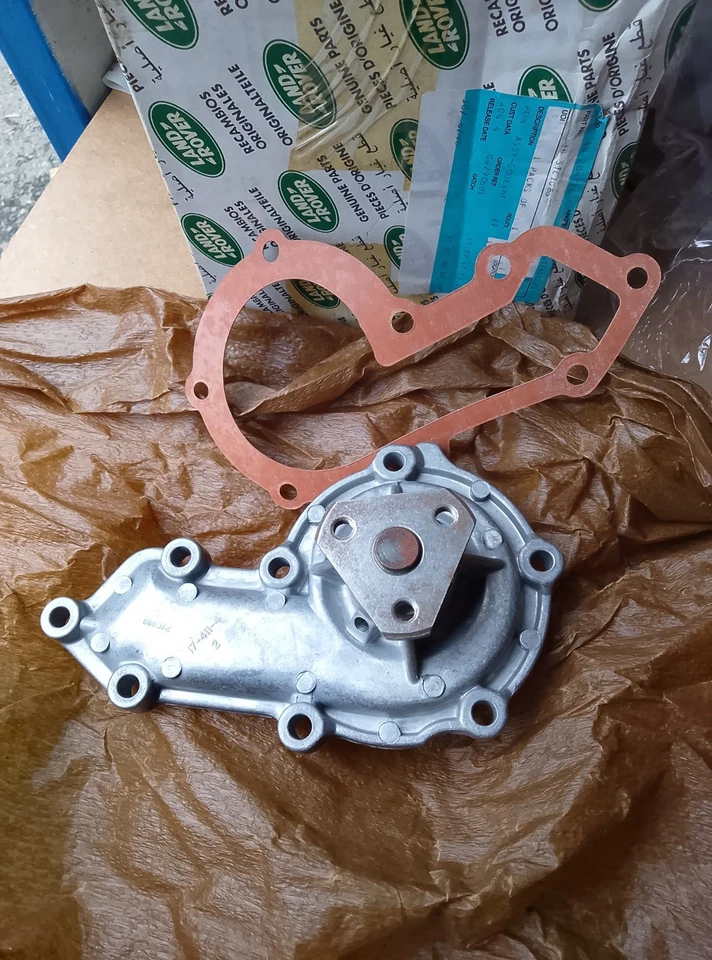 LAND ROVER DISCOVERY DEFENDER 300 TDi   WATER PUMP  GENUINE STC1086 - Image 1 of 1