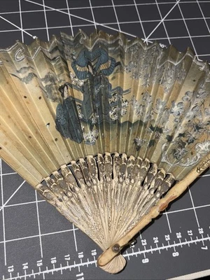 Antiguo abanico de mano plegable asiático de papel pintado Foto 1 de 4