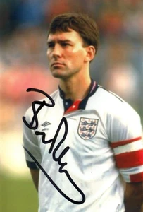 ENGLAND & MANCHESTER UNITED: BRYAN ROBSON SIGNED 6x4 ACTION PHOTO+COA - Picture 1 of 1
