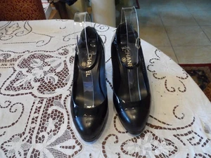 Chanel schwarze Kalbslackleder Mary Jane Pumps/Cap Toe/Textur Absatz Gr. 37,5B - Bild 1 von 24