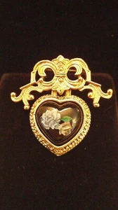 Vintage Mother's Gold Tone White Roses Enameled Painted Dangle Heart Brooch - Picture 1 of 7