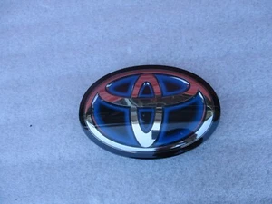 Toyota Prius Prime 2017 2018 2019 2021 emblema delantero fabricante de equipos originales usado - Imagen 1 de 6
