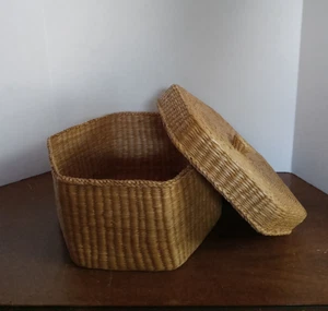 "Cesta hexagonal tejida con tapa de pasto marino de 3,5"" x 6"" con mango de perilla tejida en la tapa" - Imagen 1 de 8