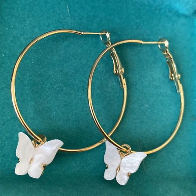 Bonito dije de mariposa de cristal opalita de oro amarillo en pendientes de aro redondos de 1,5" Foto 1 de 4