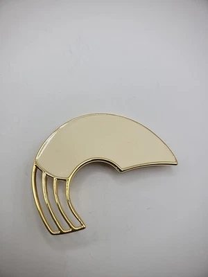 Broche prendedor vintage Monet beige esmalte en forma de luna recortado joyería disfraz Foto 1 de 4