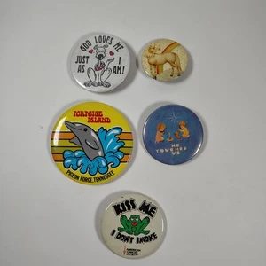 Konvolut (5) 70er-80er Vintage Pin Back Buttons Schweinswalinsel, religiös, Einhorn  - Bild 1 von 2