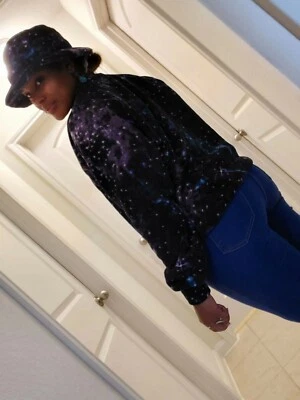 Conjuntos de sudadera polar y sombrero cubo talla M/L púrpura y verde azulado estampado de galaxia Foto 1 de 4