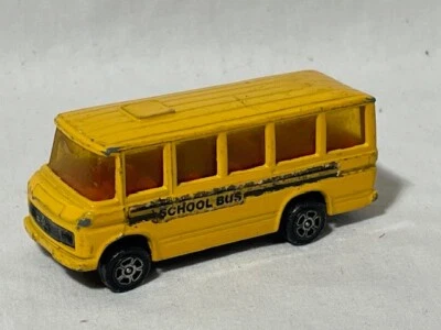 Autobús Mercedes Benz Corgi Juniors, amarillo, 1/64 Foto 1 de 3