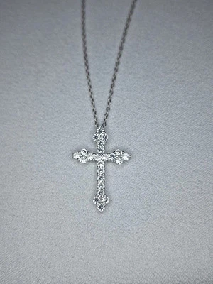 Collar Cruz Diamantes Zafiro Blanco Hielo para Mujer u Hombre Foto 1 de 4