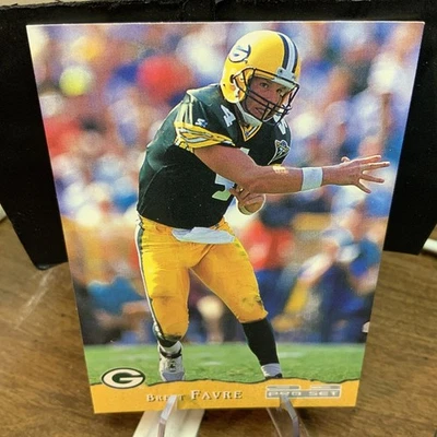 1993 Pro Set Brett Favre Green Bay Packers Football Card #152 HOF - Image 1 of 2