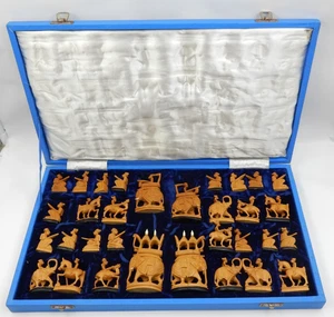ANTIGUO JUEGO DE AJEDREZ DE SÁNDALO TALLADO A MANO RAJASTHANI EN CAJA DE PRESENTACIÓN, INDIA - Imagen 1 de 24