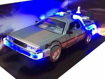 Delorean Ritorno Al Futuro II Luminosa LED Ruote Girevoli 1/24 Metallo - Immagine 1 di 4