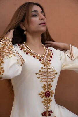 Elegante vestido crema bordado a mano con detalles dorados y rojos Foto 1 de 3