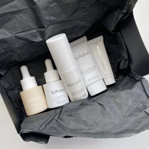Alpha-H Travel Set - Siero ialuronico, scrub, riavvio di mezzanotte, siero alla vitamina C - Foto 1 di 7