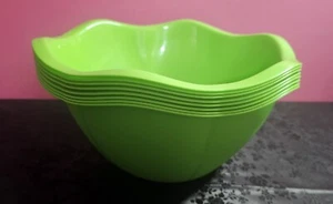 Large Green Wavy Plastic Serving Bowls (Qty 8) - 7 QT - NEW WITH TAGS - Bild 1 von 9