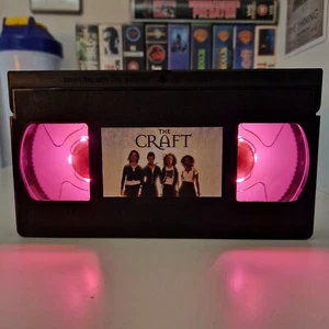 The Craft LED VHS Videokassette Lampe Geburtstag Weihnachten Geschenkideen Retro Horror Licht - Bild 1 von 4