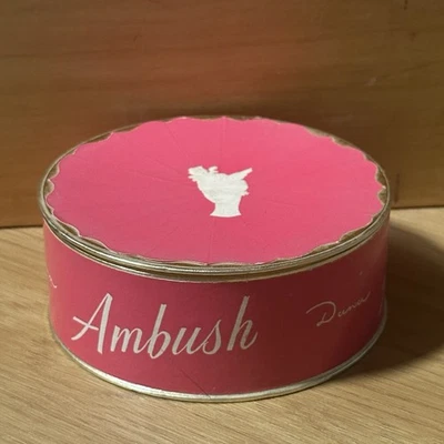 Caja de polvo para polvo de emboscada Dana de colección con soplo • Decoración de tocador rosa de mediados de la década de 1950 Foto 1 de 4