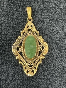 Vintage goldfarbener Anhänger mit grünem ovalem Stein verziert filigran Fassung ohne Kette - Bild 1 von 6