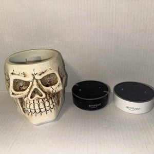 2 Amazon Echo Dot 2. Gen weiß & schwarz OHNE Stecker und ein Totenkopf Halter enthalten - Bild 1 von 10