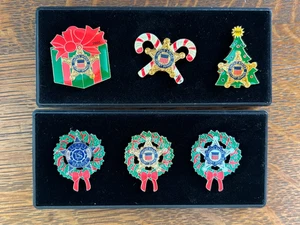 Posten 6 neue Secret Service Weihnachten Anstecknadeln, 2005, 2 Sets von 3 - Bild 1 von 9
