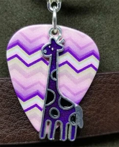 Lila Giraffe Anhänger mit einem Chevron Gitarren-Plektrum an einer lila gerollten Kordel Halskette - Bild 1 von 3