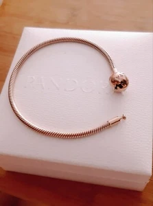 Pandora bracciale argento rosè con due charms - Foto 1 di 6