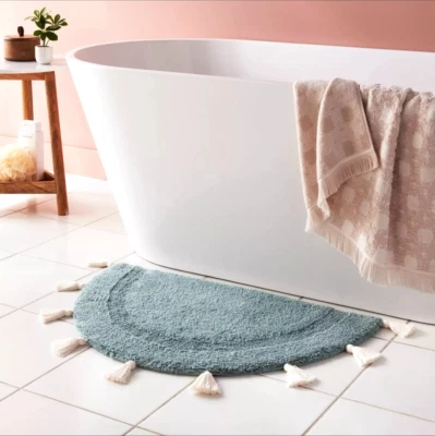 Alfombra de baño Threshold 18" x 32" media luna con borlas - Aqua Foto 1 de 4