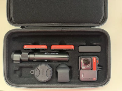 Insta360 ONE RS Twin 4K UHD Fotocamera per Sport d'Azione - Rossa/Nera - Immagine 1 di 4