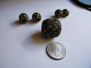 Dr. Nachlass Ant. Seltene eine riesige schwarze Stinktier Auge Perle & 4 kleine - Bild 1 von 6