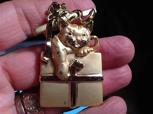 NWOT gold tone/enamel pin/brooch,CURIOUS CAT/Christmas present - Picture 1 of 2