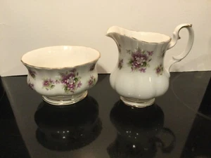 ''VIOLETAS DULCES'' de ROYAL ALBERT - AZUCARERO Y CREMA - M18 - Imagen 1 de 4