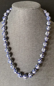 Vintage asiatische blau weiße Porzellan große Perlen Halskette handbemalt Blumen 24 Zoll - Bild 1 von 7