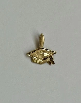 Colgante con dije de tapa de graduación de oro amarillo de 14k corte diamante 10 mm X 11 mm vintage MA Foto 1 de 4