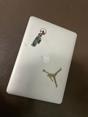 Apple MacBook Air MD760LL/A 13.3" 128GB MacOSX Silver - Image 1 of 4