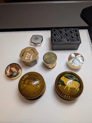Collection of Vintage and unusual pill boxes and trinket boxes - Image 1 of 4
