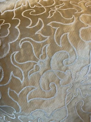 Tessuto Raso Di Cotone , Damasco In Rilievo, Sfumature Dorate.€55 al metro - Immagine 1 di 4