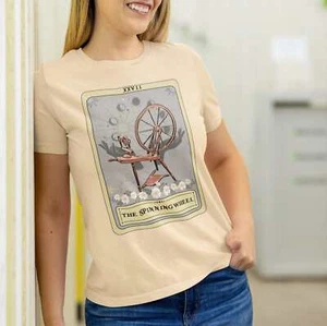 Camisa de cartas del tarot The Spinning Wheel, amante del hilo - Imagen 1 de 18