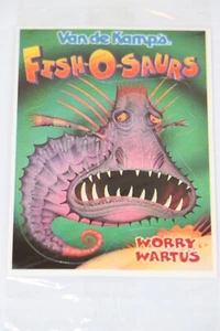 NEU 1994 Van de Kamp's FISH-O-SAURS Karte Sorge Wartus Aufkleber Karte seltsam - Bild 1 von 3